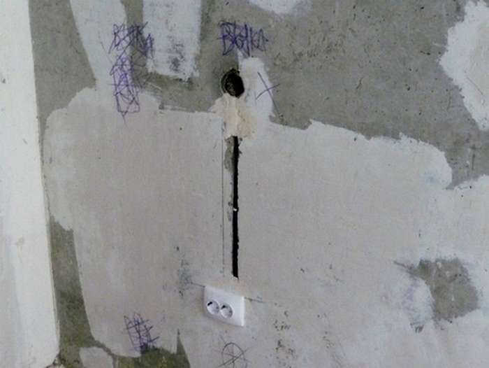 Пример штрабления панельной стены под установку розеток Штрабление панельных стен